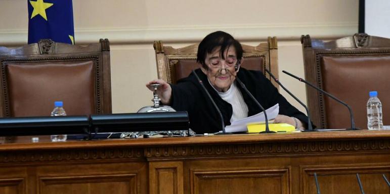 Зайкова: Да замразим заплатите, криза е